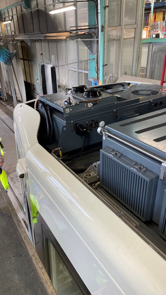 Pfaff Verkehrstechnik mit höhenverstellbaren Bus-Bühnen für Dach- und Fensterarbeiten international erfolgreich